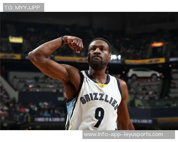 阿伦轻松发挥12投7中贡献20分7篮板2助攻1抢断展现出色状态